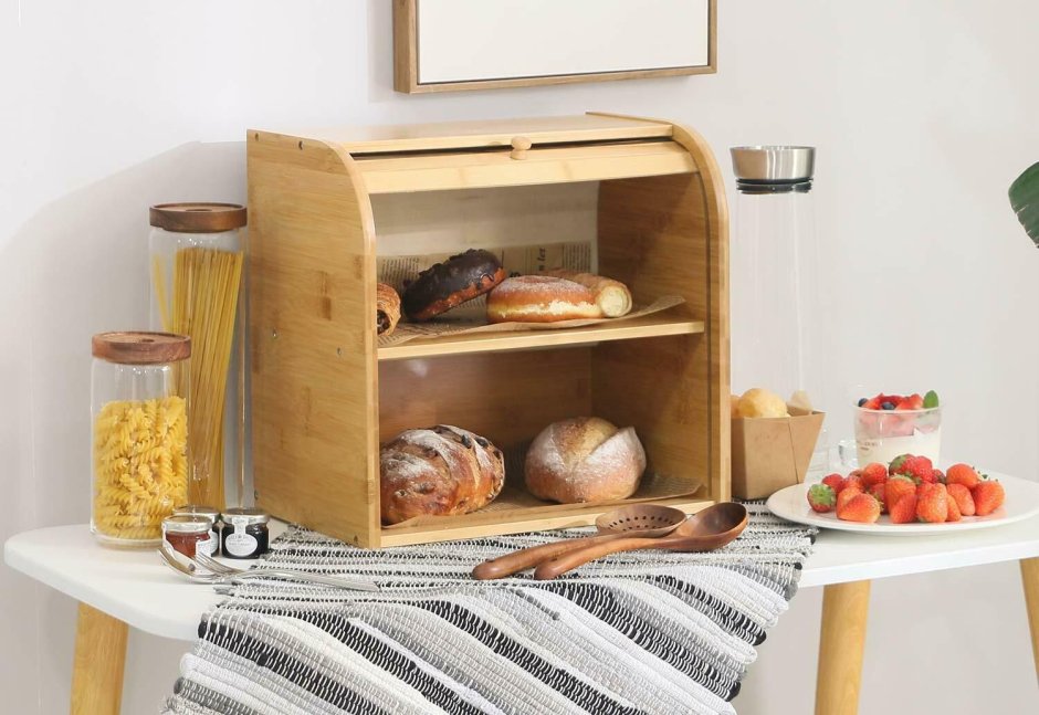 Деревянный стол для хранения хлеба