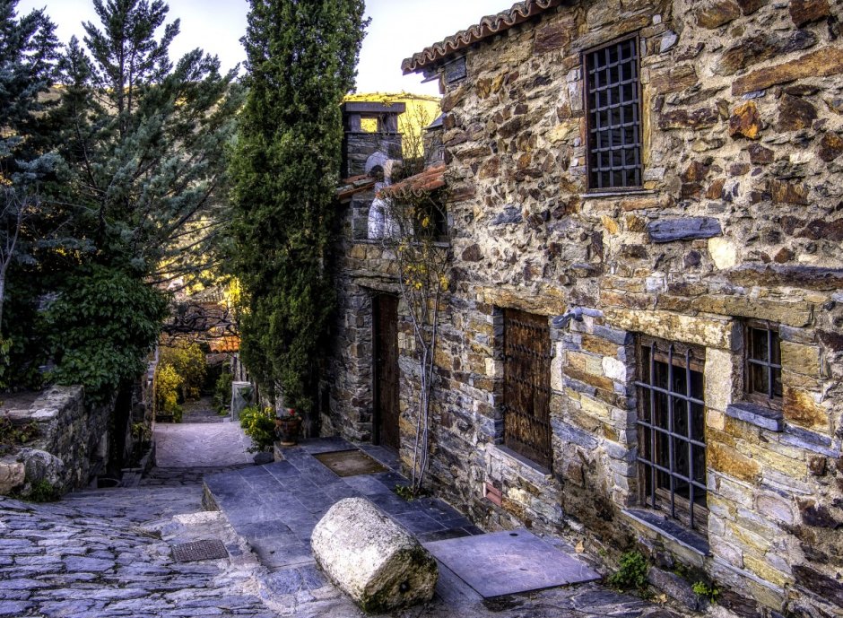 Старый каменный дом Испания