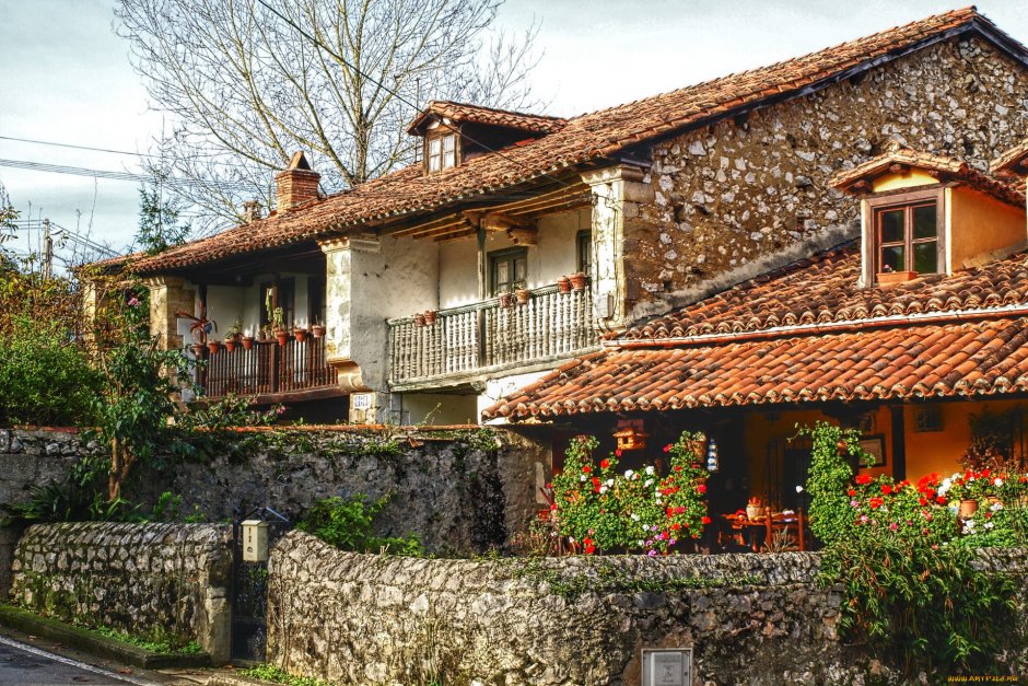 Старинные каменные дома в Астурии Испания