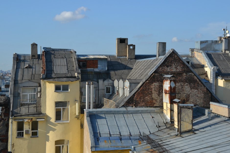 На крыше городских домов