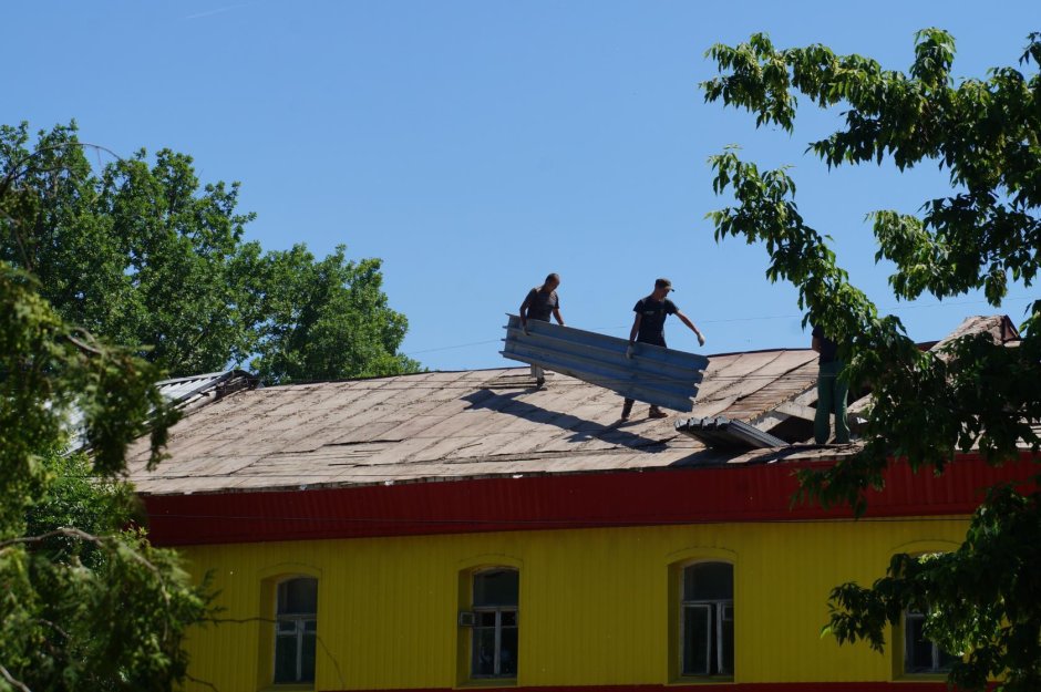 Демонтаж старой крыши дом