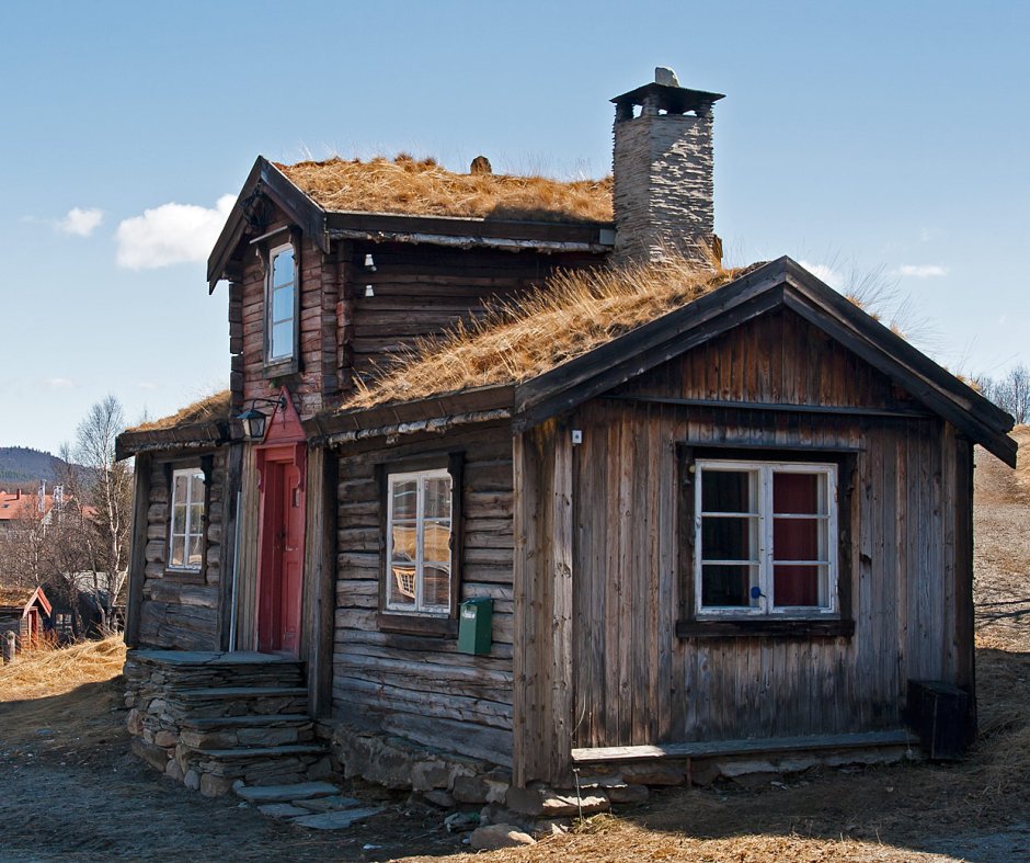 Полуразрушенный дом в России в деревне