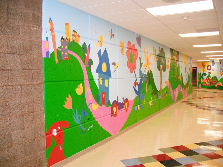 Роспись стен в коридоре школы