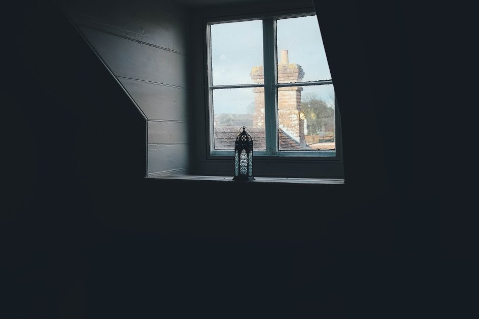 Темная комната с окном