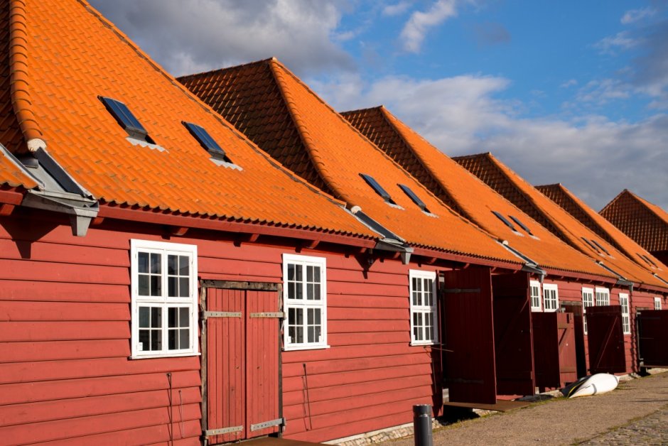 Дома с оранжевой крышей