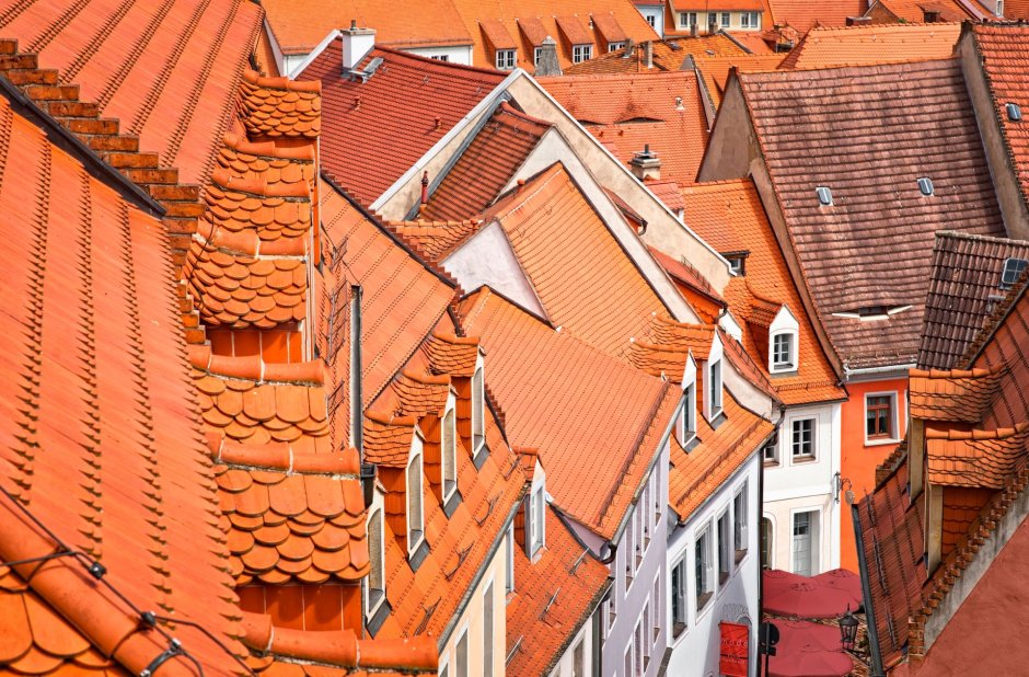 Дома с оранжевой крышей
