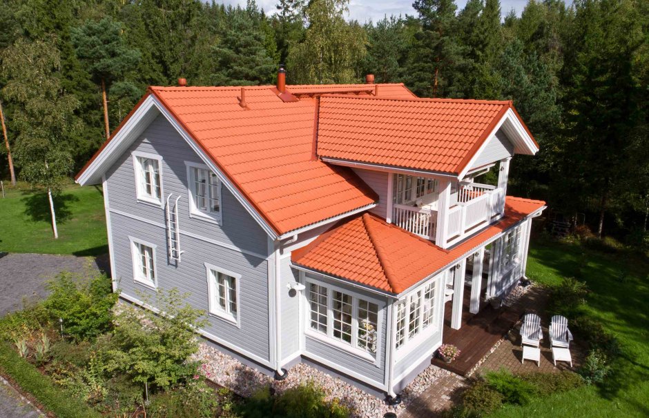 Бревенчатый дом с оранжевой крышей
