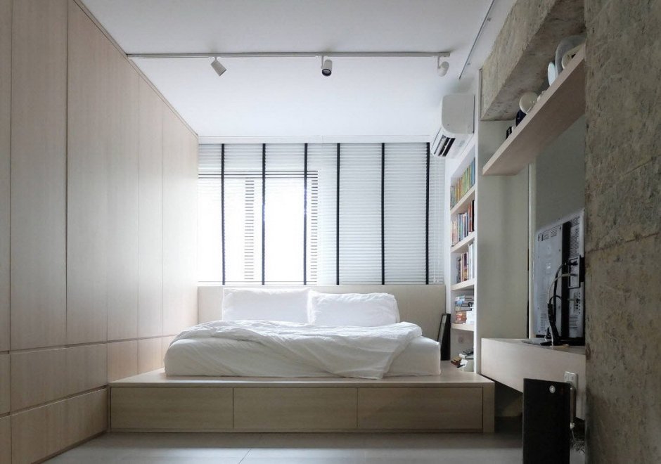 Кровать-подиум в маленькой комнате