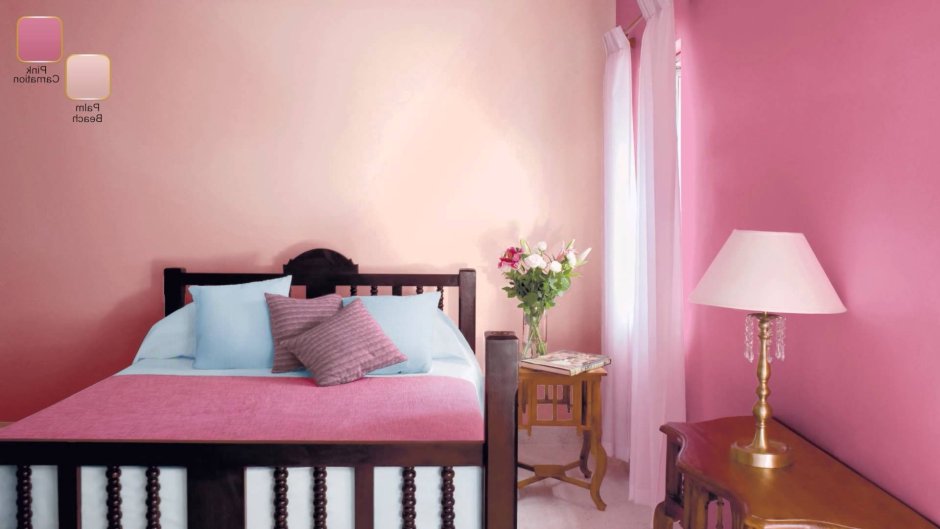 Розовая акцентная стена в спальне