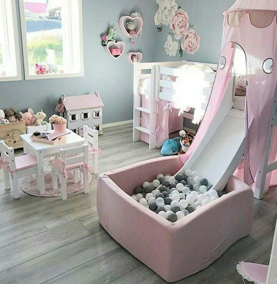 Большая детская комната для девочки