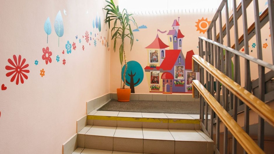 Украшение лестницы в детском саду