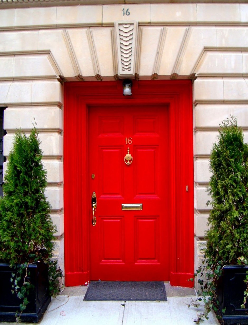 Красная входная дверь в дом
