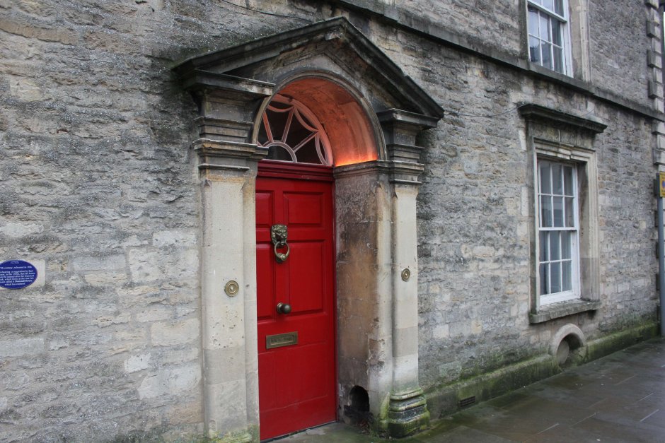 Красная дверь в доме Шотландии