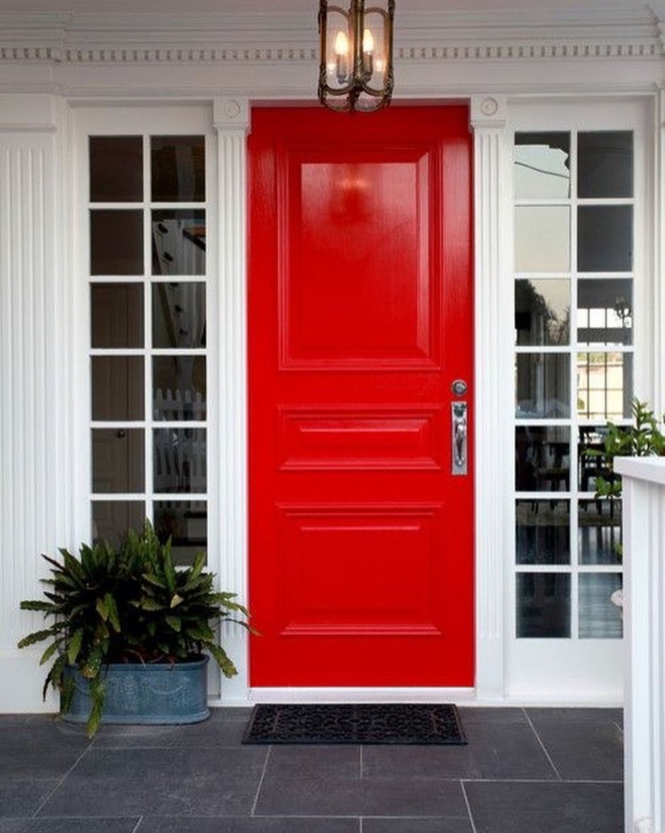 Входная дверь красного цвета