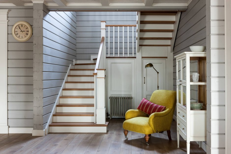Лестница в стиле Прованс в деревянном доме