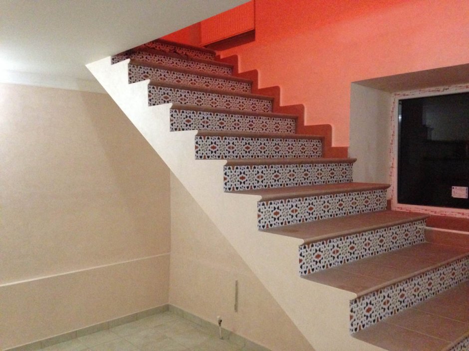 Отделка лестницы из бетона в частном доме