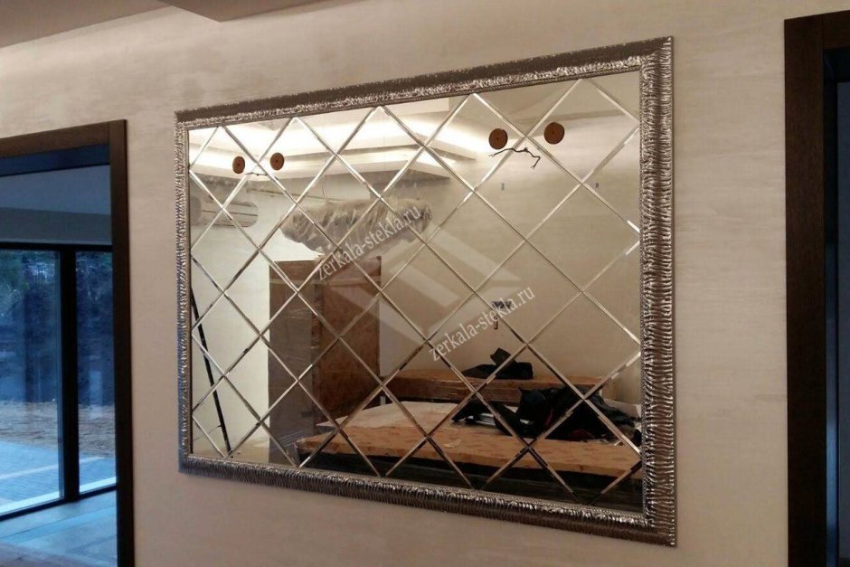 Зеркальное панно в рамке в интерьере