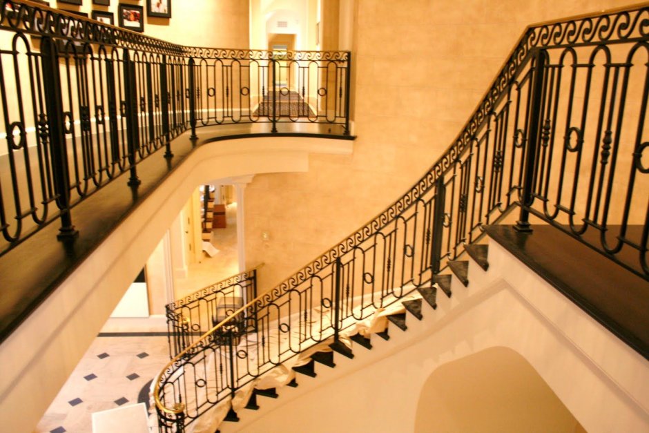 Ограждение лестницы в современном стиле