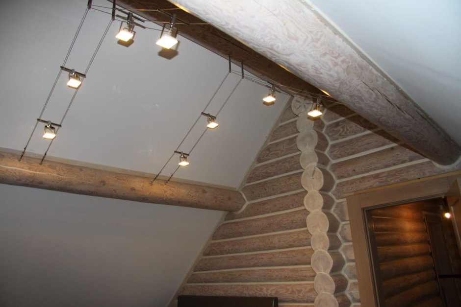 Подсветка потолка в деревянном доме