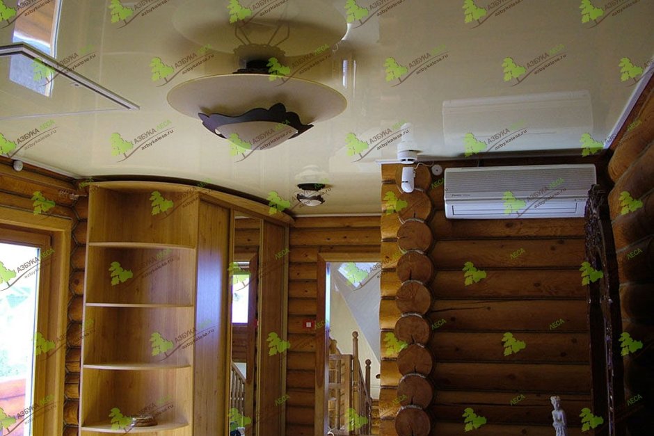 Нежные потолки в деревянном доме