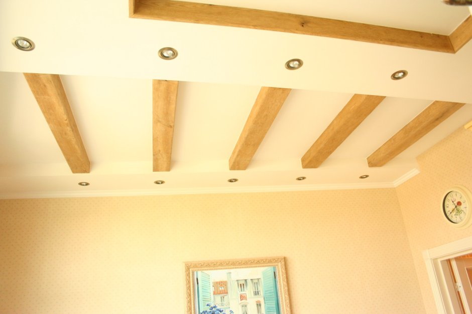 Декор балки на потолке