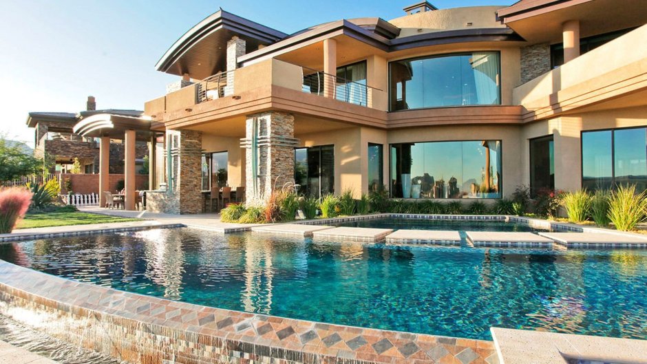 Дом с бассейном снаружи