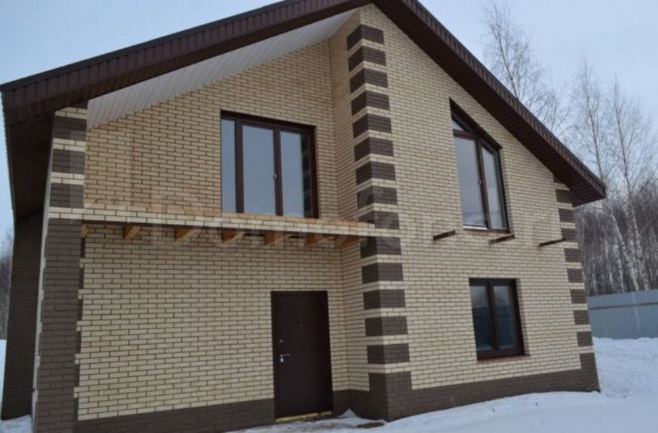 Двухэтажный дом из серого кирпича