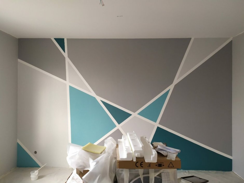 Треугольники на стене краской