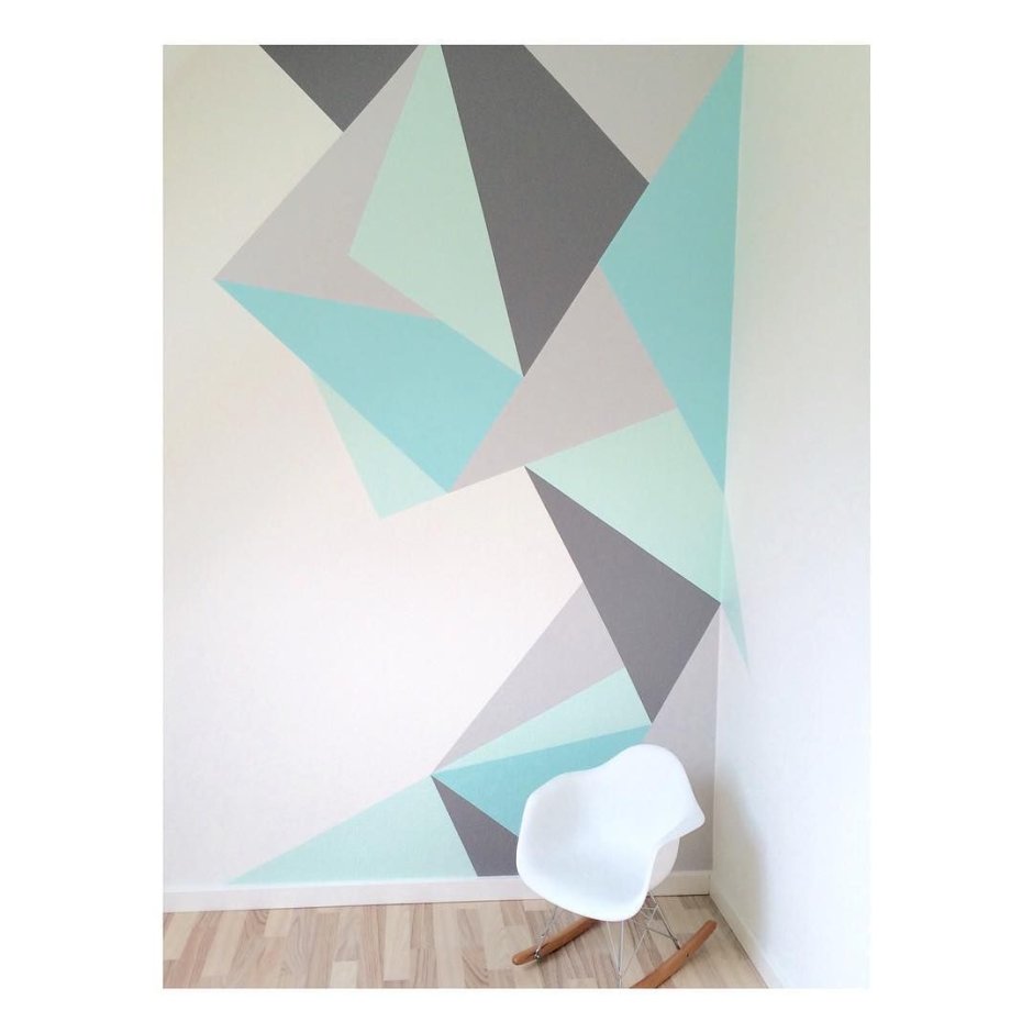 Геометрические треугольники на стене в интерьере