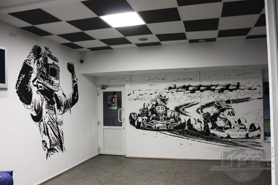 Монохромная росписи стен в гараже