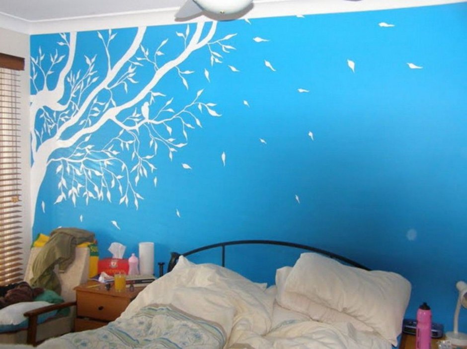Роспись на синей стене