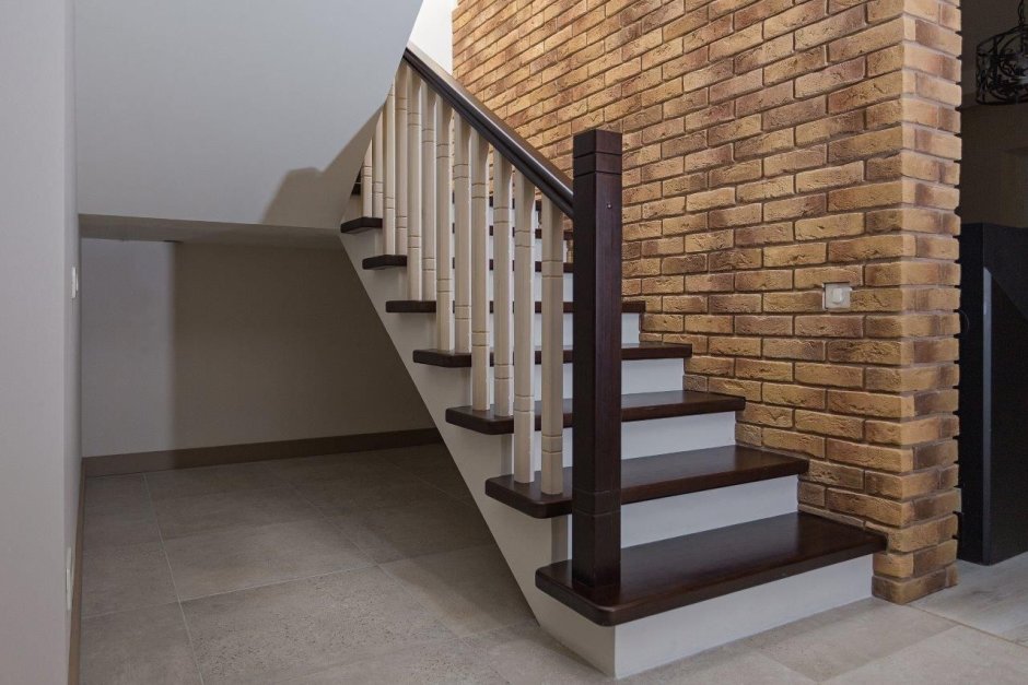 Бюджетная отделка бетонной лестницы в частном доме