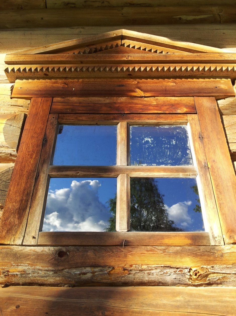 Окно в деревенском доме