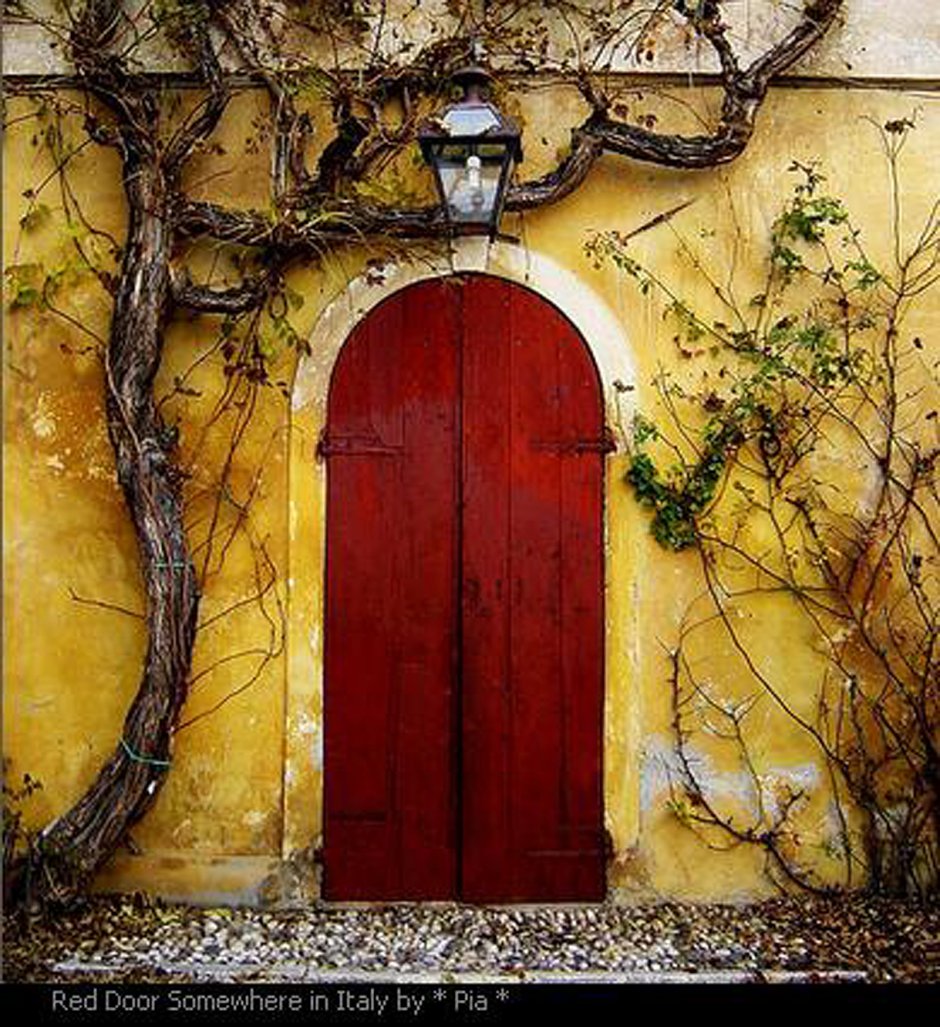 Старинные красные двери