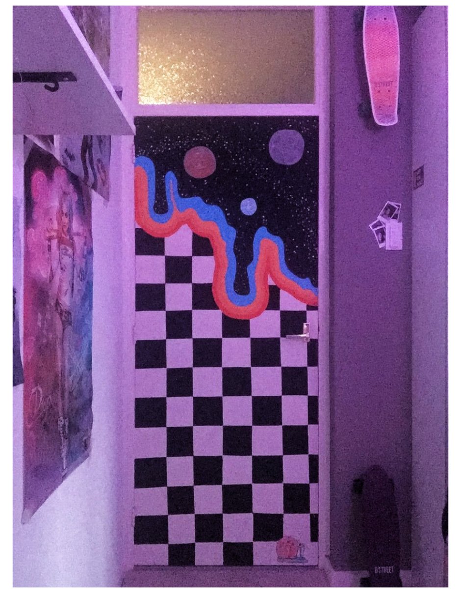 Разрисованная дверь в комнате