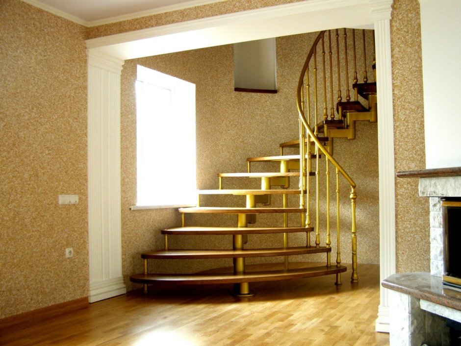 Отделка стен на лестнице в частном доме