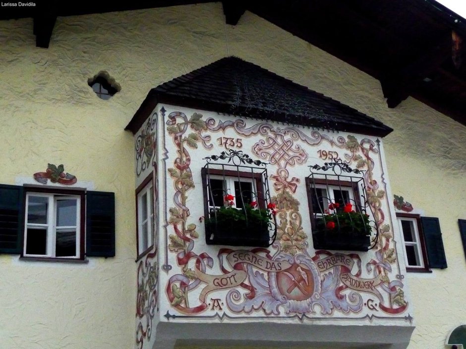 Разрисованный фасад дома