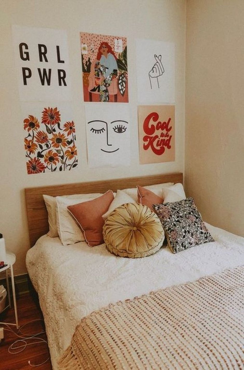 Уютная комната с постерами