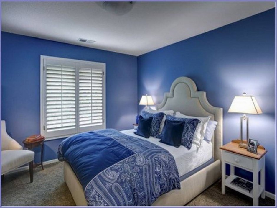 Ярко синяя спальня