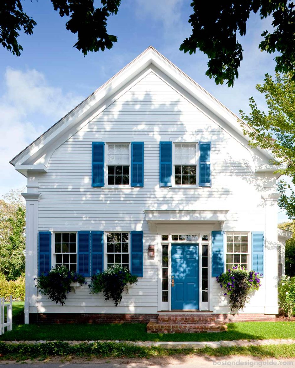 Дом голубой с белым
