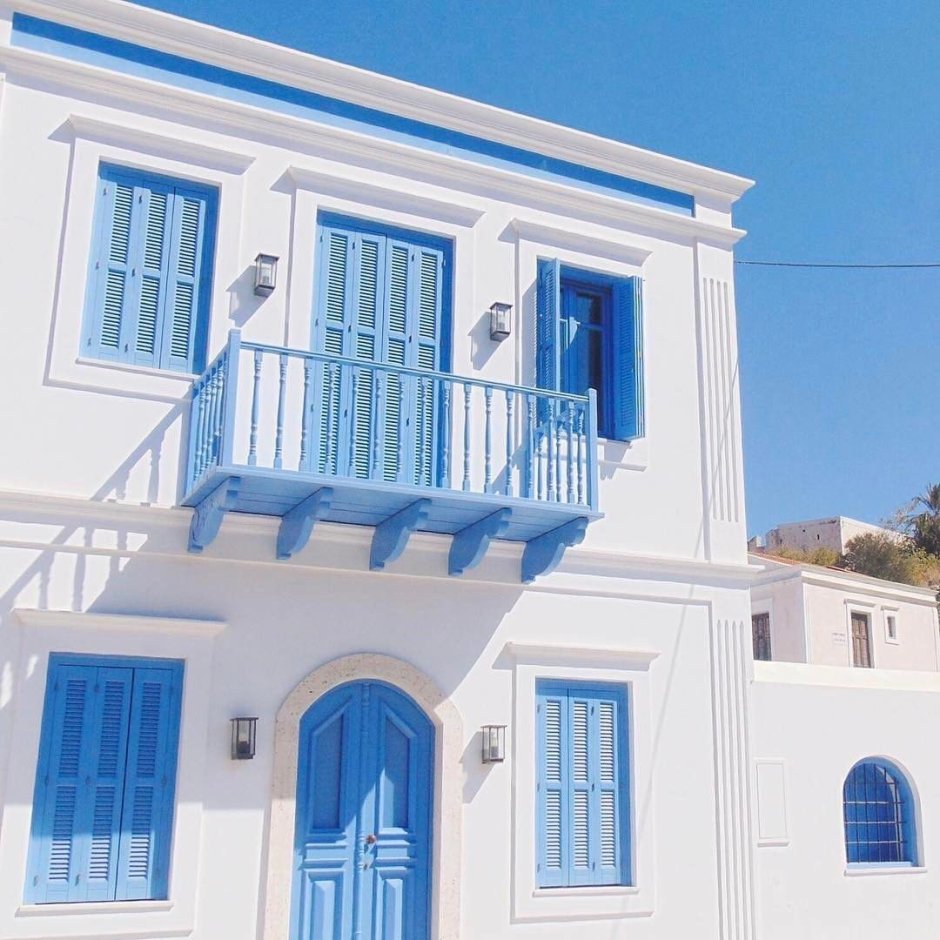 Дом голубой с белым