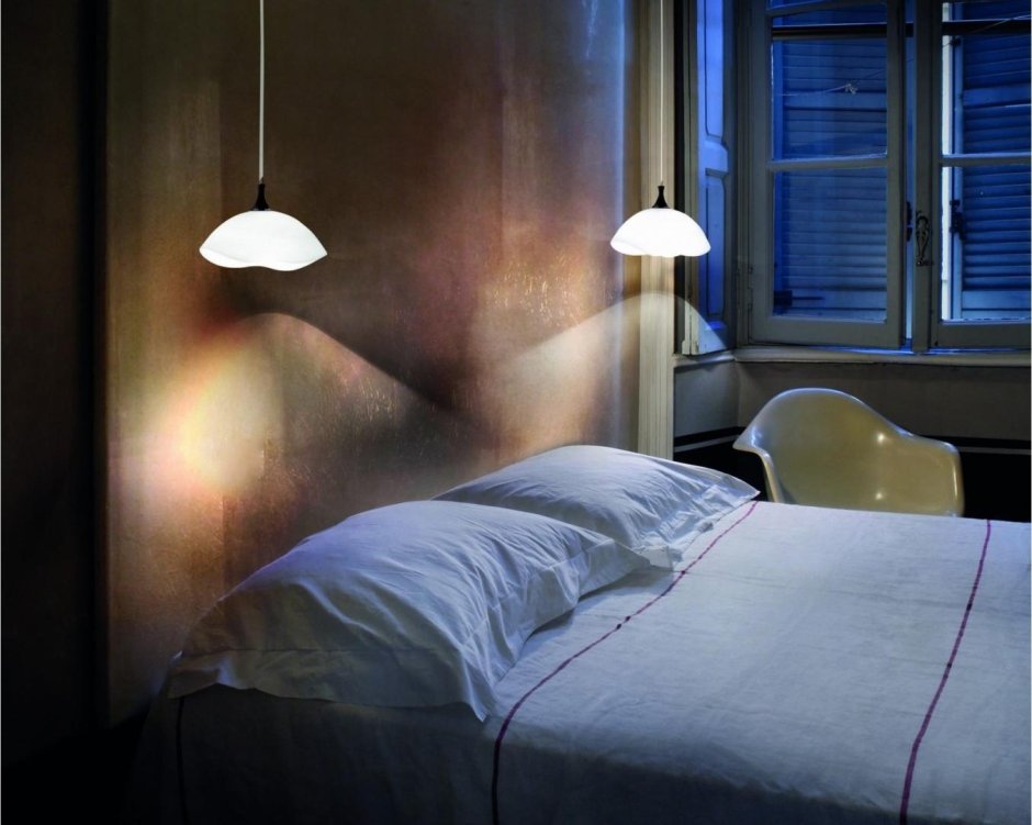 Подвесные светильники над кроватью