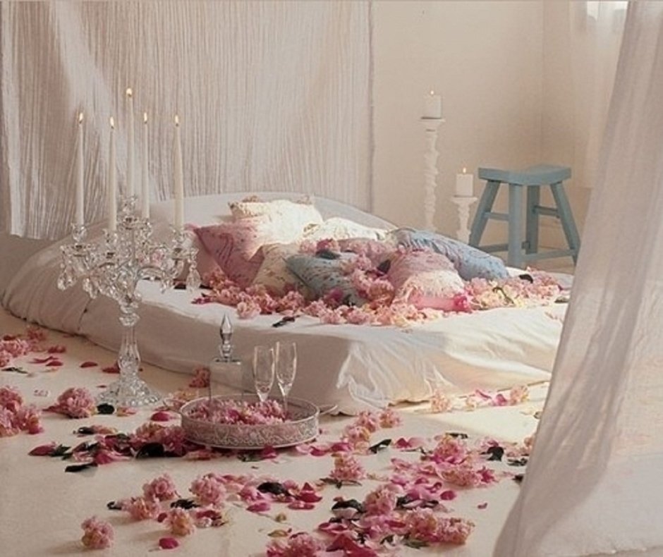 Лепестки роз на кровати