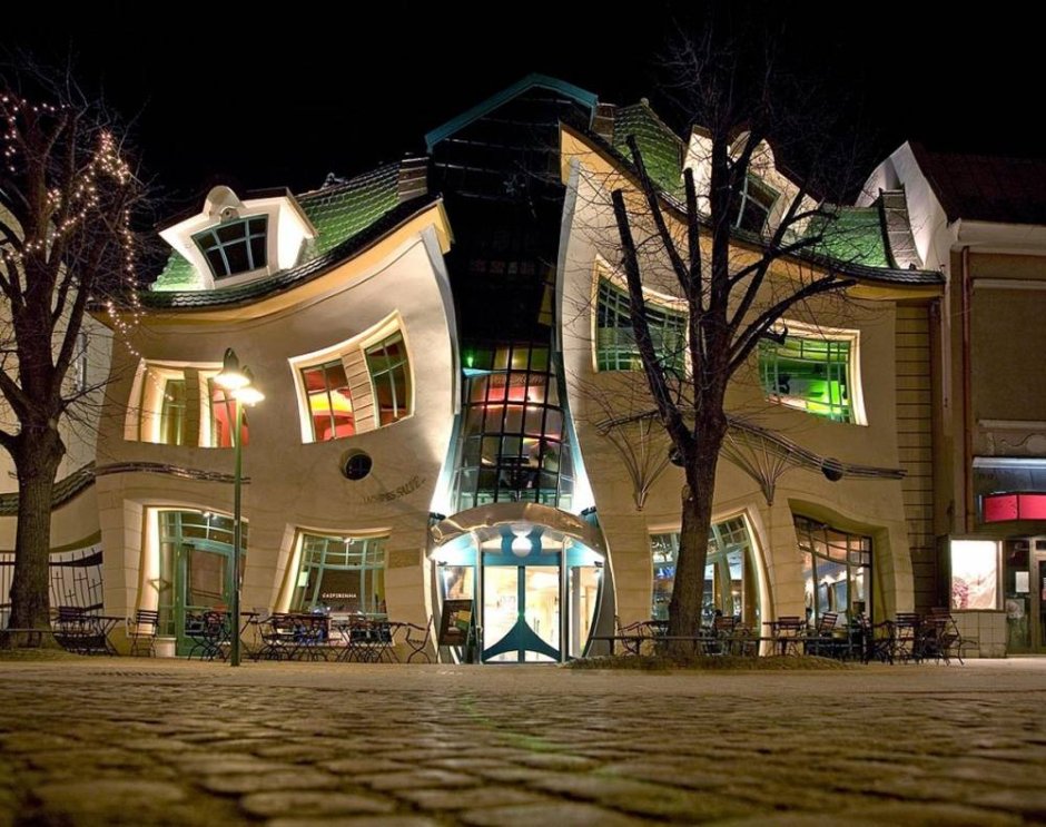 Кривой дом (the Crooked House) Польша