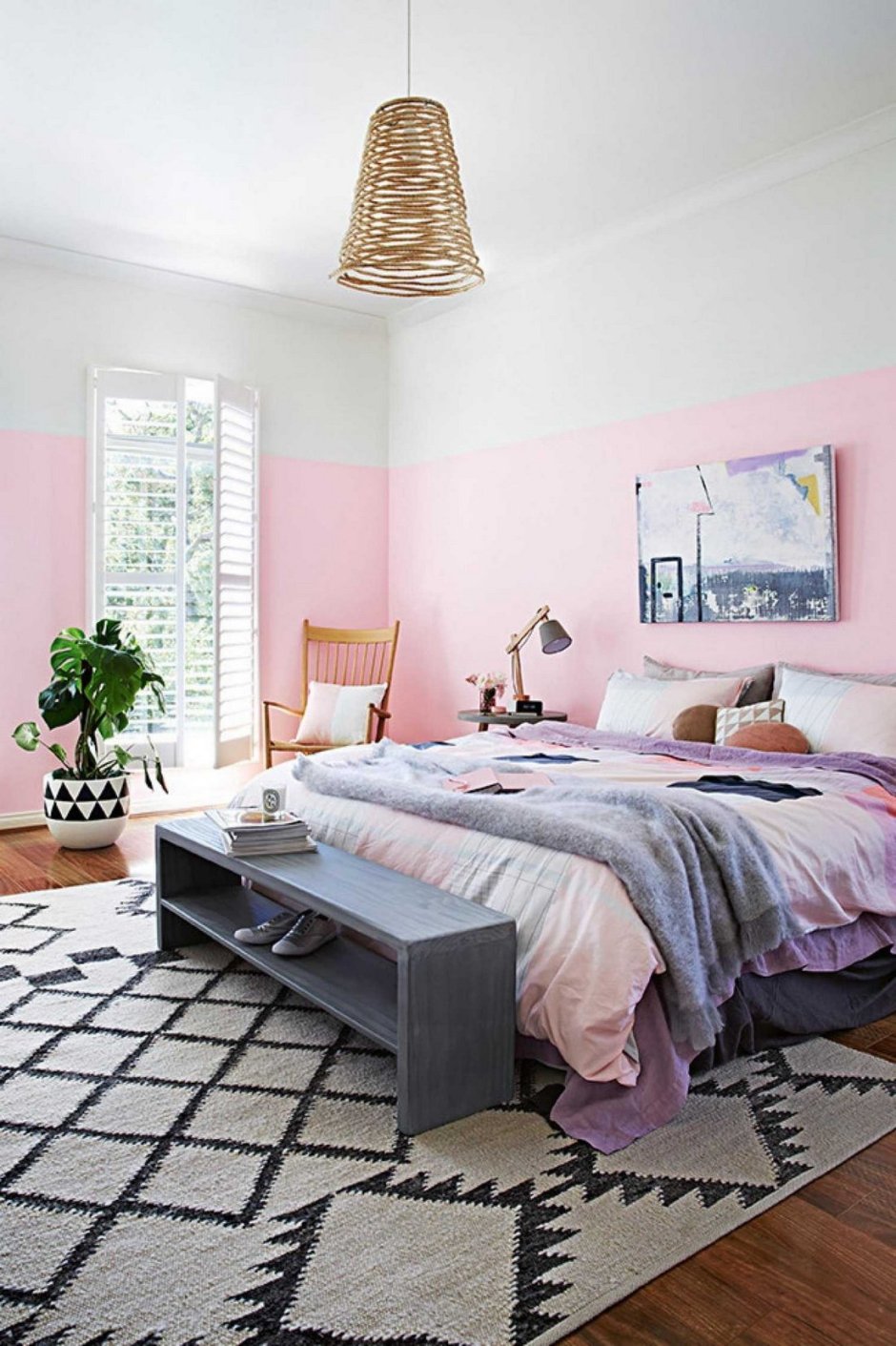 Детская комната в серо-розовых тонах