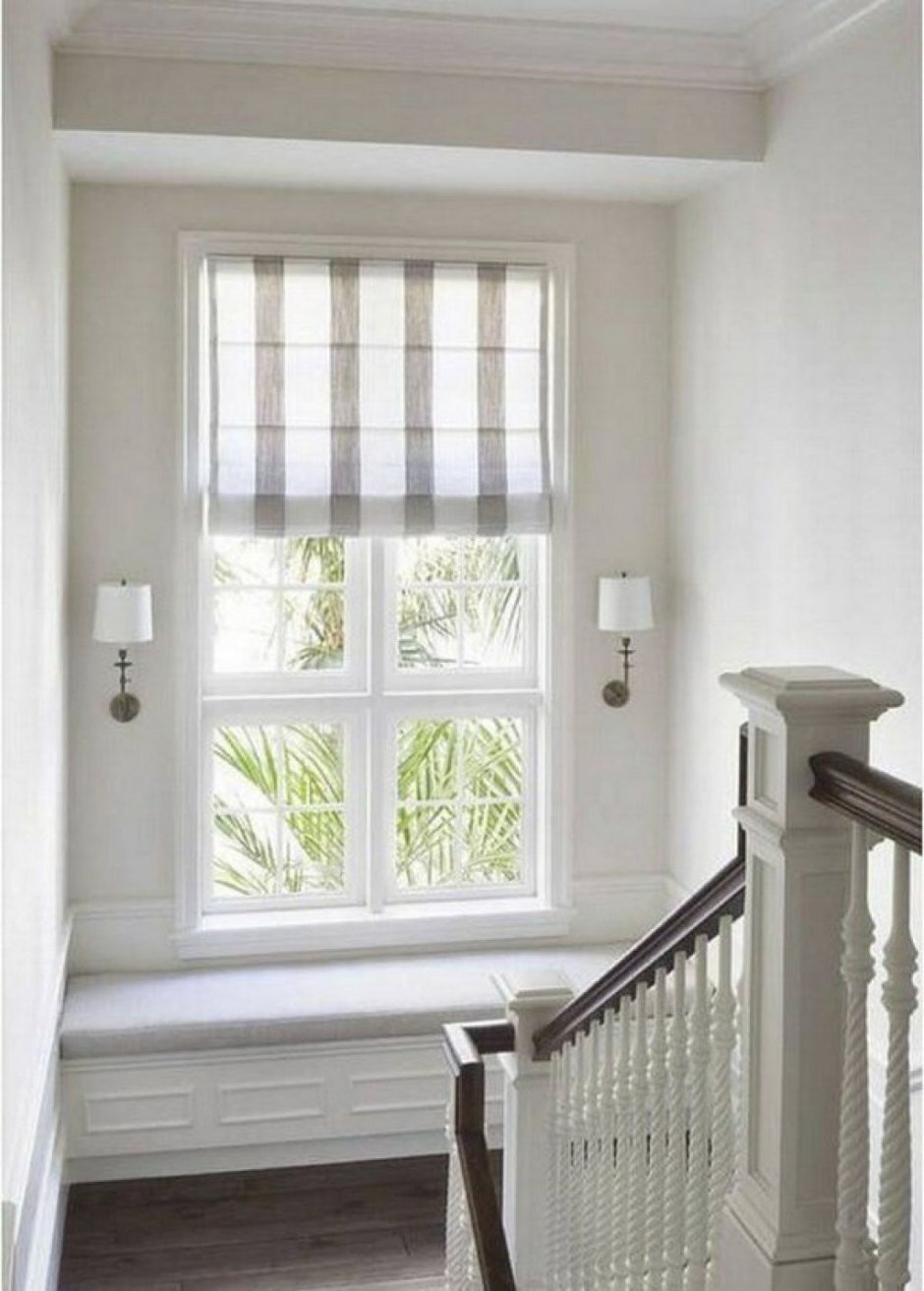 Вертикальное окно у лестницы