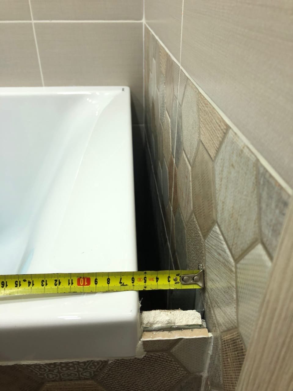 Как сделать между ванной и стеной. Галтель для ванны заделать щель 80 мм. Уголок между ванной и стеной. Шов между ванной и стеной. Щель между ванной и стеной.