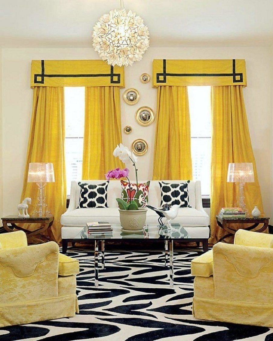 Желтые шторы в интерьере гостиной