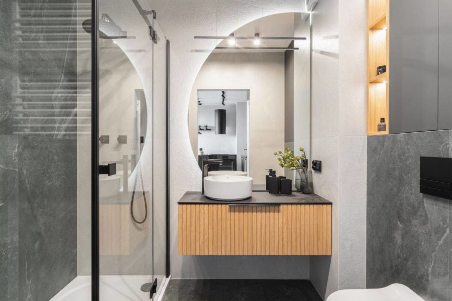 Дизайн интерьера в ванной комнате с душевой кабиной