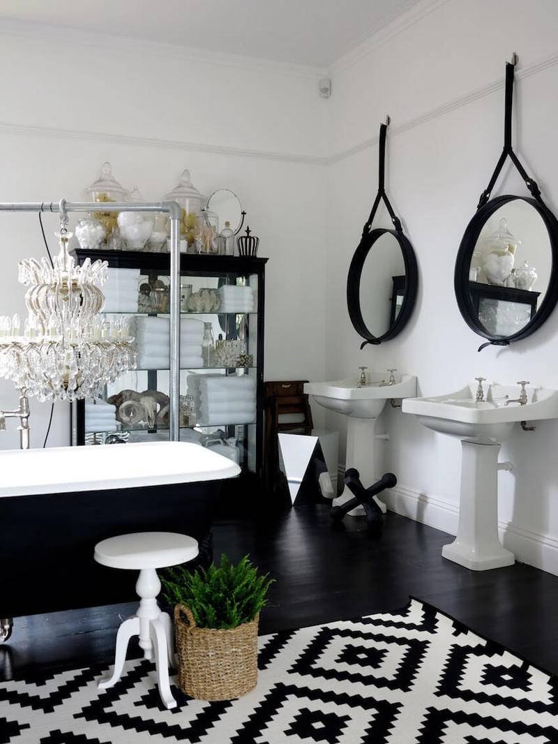 Белая ванная с черными аксессуарами
